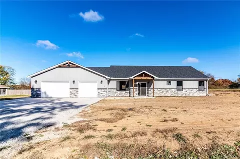 106 W Lake Shore Dr, Windsor, MO 65360