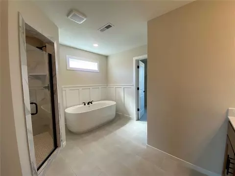 Bath - 18901 W 193rd Ter, Spring Hill, KS 66083 photo 4 of 9