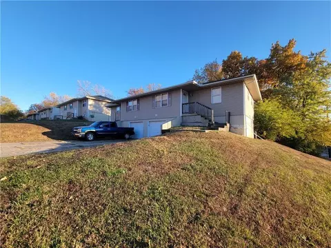 325-327 NW 62nd Ter, Gladstone, MO 64118
