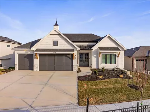 11239 S Sunray Dr, Olathe, KS 66061