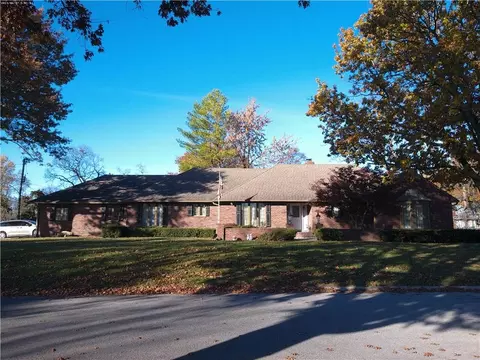 1102 Nakomis Dr, Paola, KS 66071