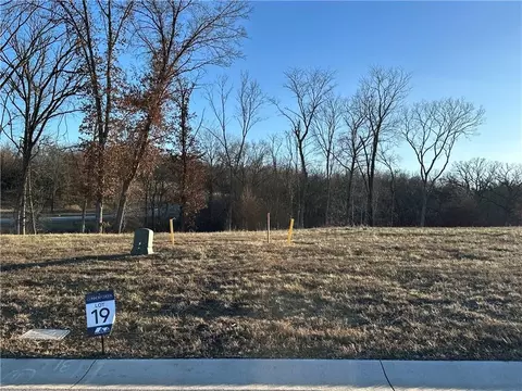 10121 Countryside Dr, Kansas City, KS 66109