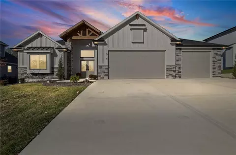 Exterior - 1616 SW 27th St, Lees Summit, MO 64082 photo 3 of 3