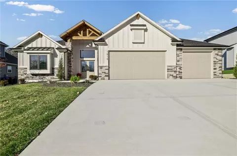 1616 SW 27th St, Lees Summit, MO 64082