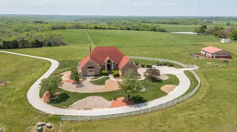 17029 Chieftain Rd, Tonganoxie, KS 66086