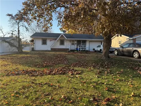 411 Navajo Ave, Hiawatha, KS 66434