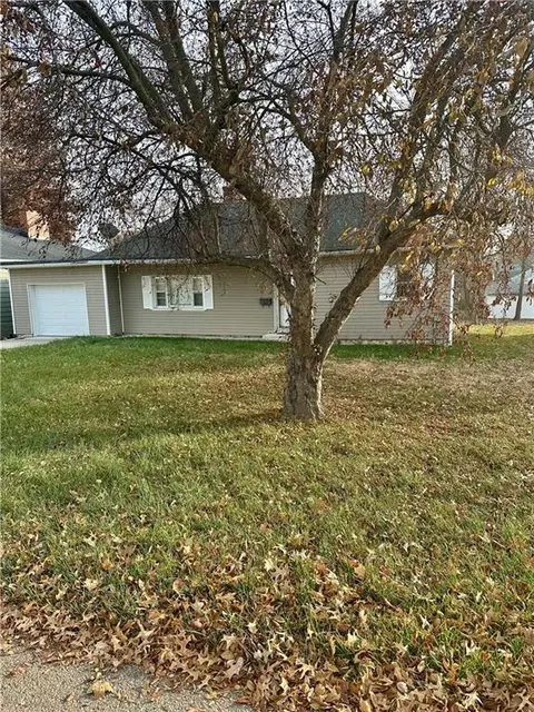 724 W 3rd St, Maryville, MO 64468