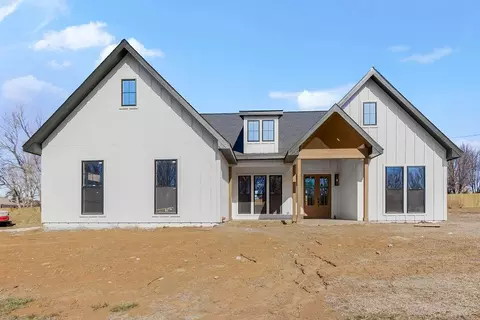 5357 Choctaw Ln, Mclouth, KS 66054