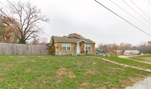 116 W Rives Rd, Clinton, MO 64735