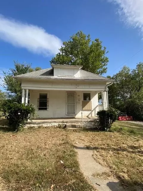 8325 Wabash Ave, Kansas City, MO 64132