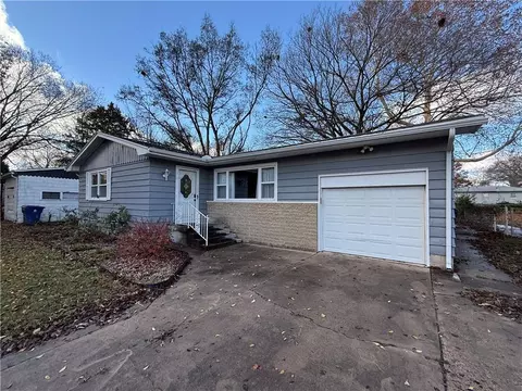 104 Warwick Rd, Coffeyville, KS 67337