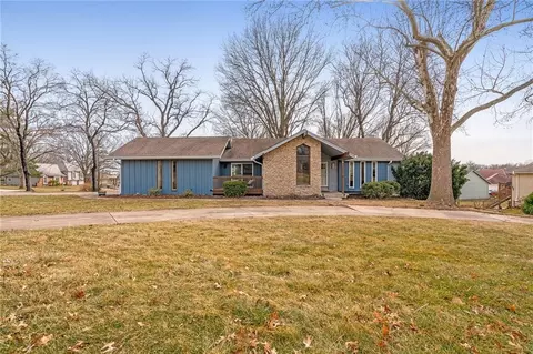 131 Seneca Ln, Lake Winnebago, MO 64034