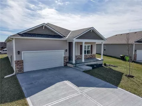 10289 Lucca Ln, Peculiar, MO 64078