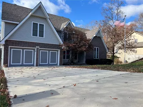 1908 Canterbury St, Leavenworth, KS 66048