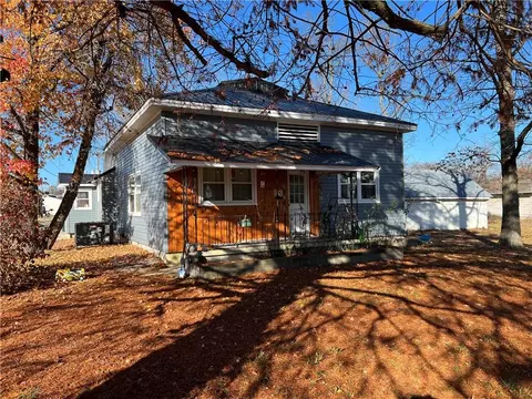 216 E Prairie Ave, Girard, KS 66743