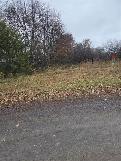 129 Woodcut Dr, Linn Valley, KS 66040