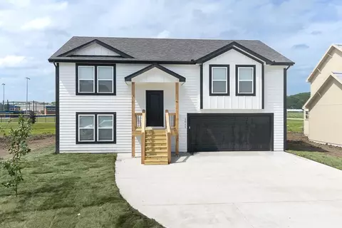1011 2nd St, Perry, KS 66073