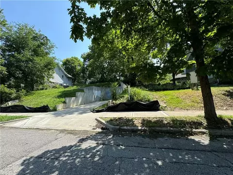 4233 Charlotte St, Kansas City, MO 64110