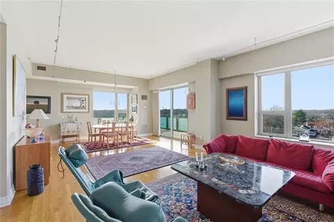 4950 Central St #805, Kansas City, MO 64112