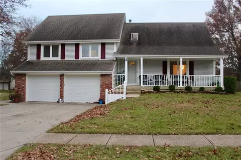 617 Birchwood Dr, Lees Summit, MO 64086