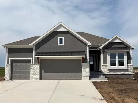 17156 S Laurelwood St, Olathe, KS 66062