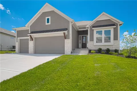 17156 S Laurelwood St, Olathe, KS 66062