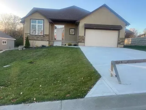 7402 Palmer Ave, Kansas City, MO 64133