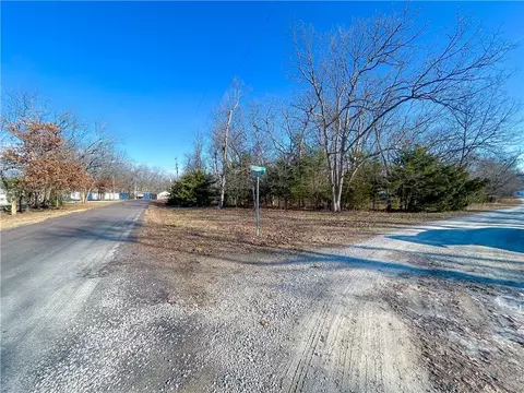 33 Mystery Ln, Linn Valley, KS 66040