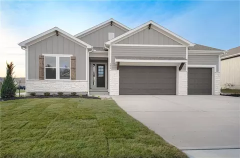 4628 SW Robinson Dr, Lees Summit, MO 64083