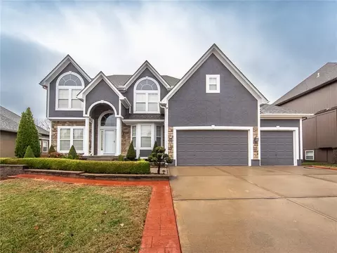 916 SW 33rd St, Lees Summit, MO 64082