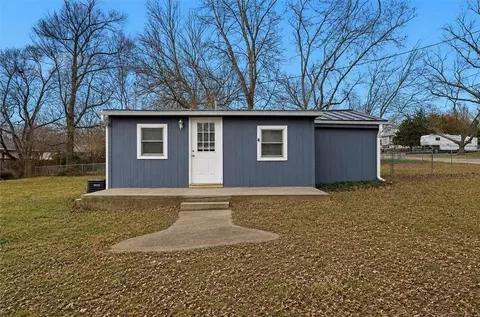 126 S Village St, Tonganoxie, KS 66086