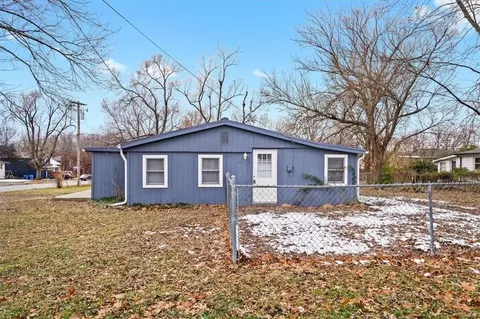 126 S Village St, Tonganoxie, KS 66086
