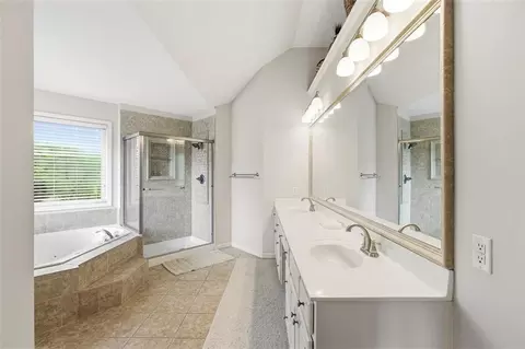Bath - 5920 NE Parks View Pl, Lees Summit, MO 64064 photo 3 of 6