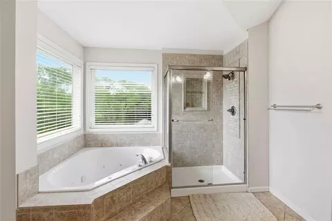 Bath - 5920 NE Parks View Pl, Lees Summit, MO 64064 photo 2 of 6