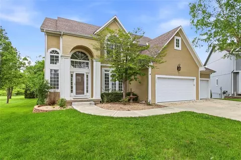 Exterior - 5920 NE Parks View Pl, Lees Summit, MO 64064 photo 2 of 6