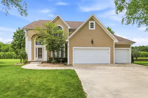 5920 NE Parks View Pl, Lees Summit, MO 64064