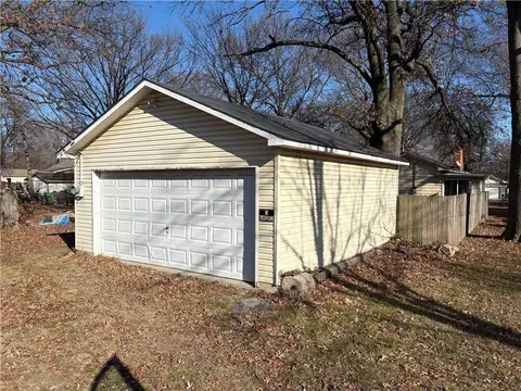 114 S High St, Arma, KS 66712 photo 8