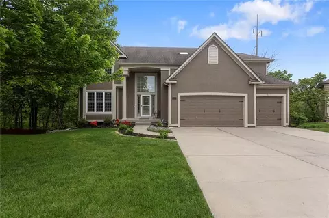 5501 NE Oaks Ridge Ln, Lees Summit, MO 64064