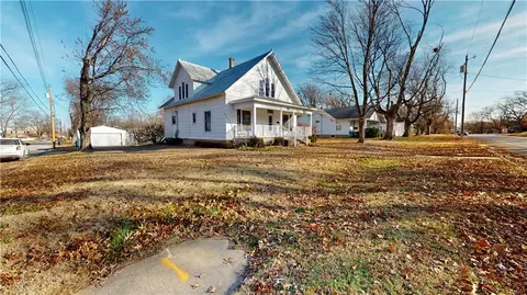 728 W Hunter St, Nevada, MO 64772