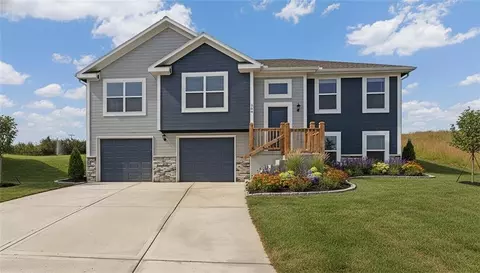 608 Foxglove Ln, Raymore, MO 64083