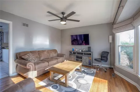 6104 E 136th St, Grandview, MO 64030