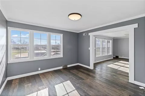 Living - 514 SW 3rd St Ter, Carrollton, MO 64633 photo 4 of 4