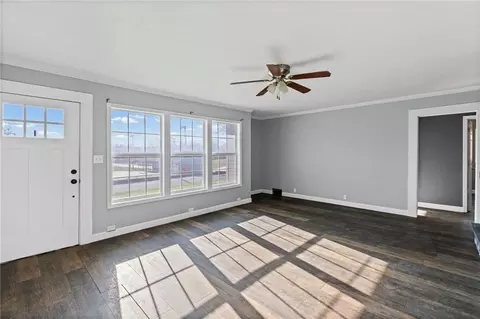 Living - 514 SW 3rd St Ter, Carrollton, MO 64633 photo 2 of 4