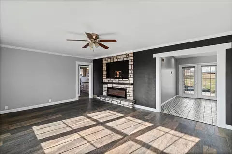 Living - 514 SW 3rd St Ter, Carrollton, MO 64633 photo 3 of 4