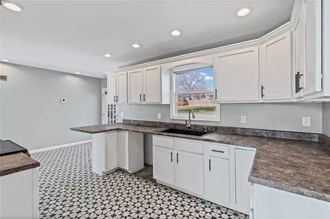 Kitchen - 514 SW 3rd St Ter, Carrollton, MO 64633 photo 3 of 3