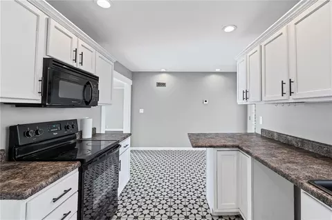 Kitchen - 514 SW 3rd St Ter, Carrollton, MO 64633 photo 2 of 3