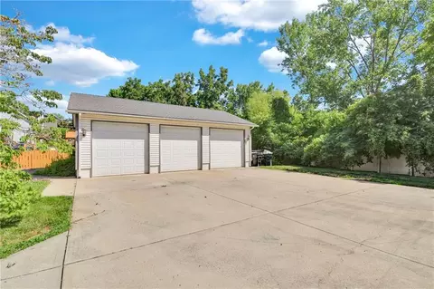 Exterior - 2431 S Ponca Ave, Independence, MO 64057 photo 4 of 7