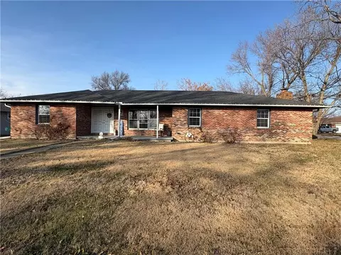818 Sycamore St, Lacygne, KS 66040