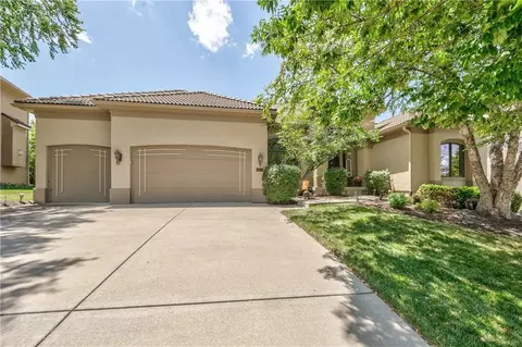 9638 Zarda Dr, Lenexa, KS 66227