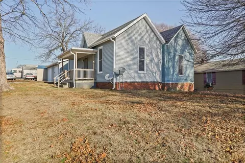 2203 Walnut St, Higginsville, MO 64037